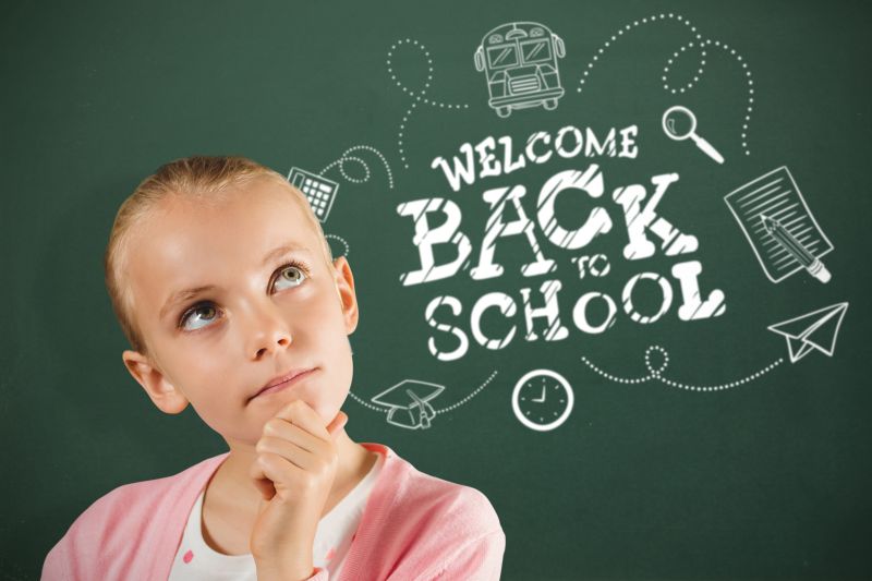 小女孩触摸下巴思考问题