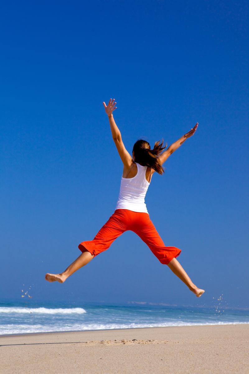 沙滩上挥舞这白色彩带的美女