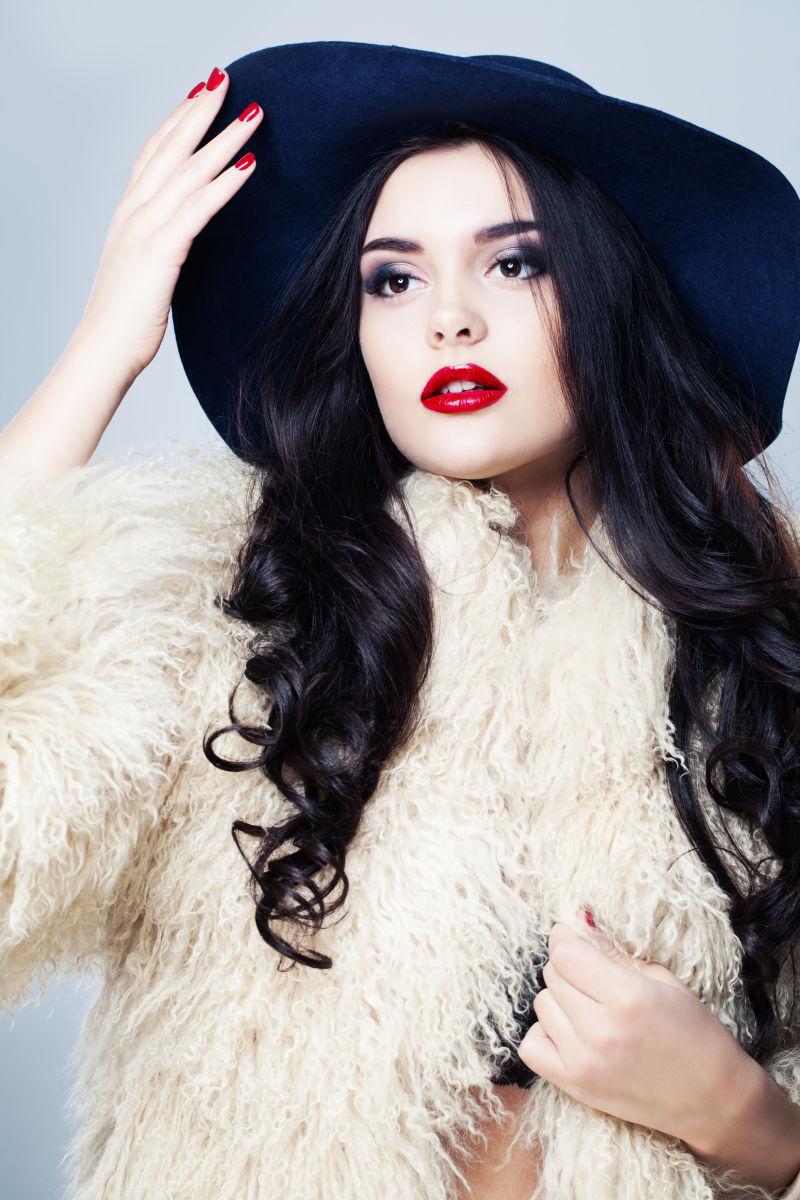 带着蓝色帽子的时尚美女