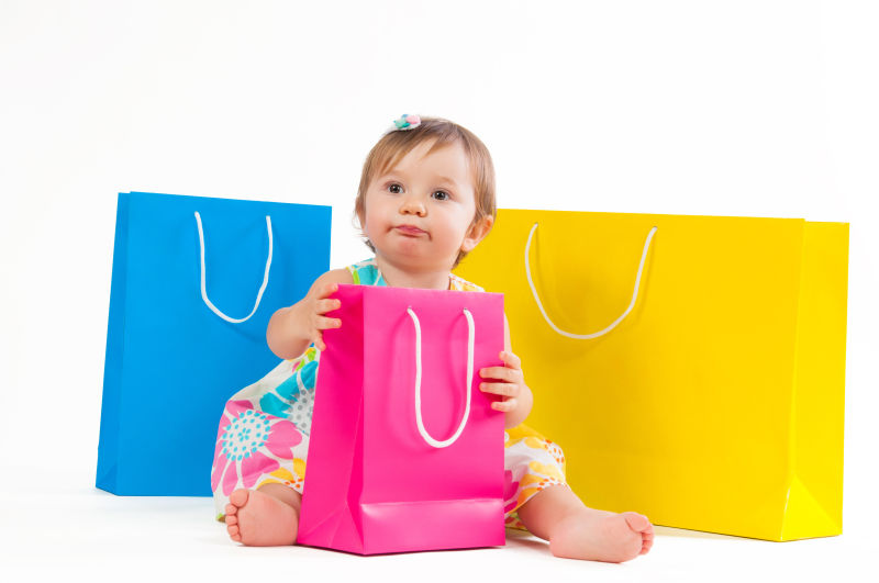 彩色纸袋与小女孩