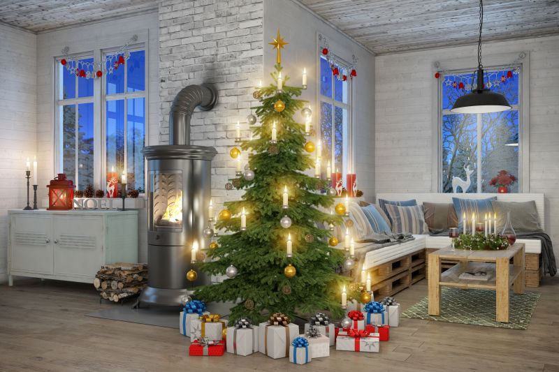 客厅的壁炉和圣诞装饰