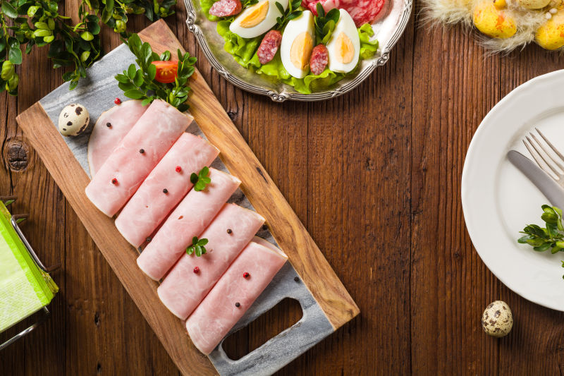 切片的火腿和盘子里鸡蛋和腊肠