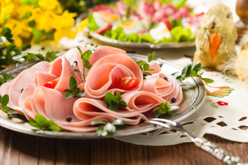 桌上的切片火腿和其它食物