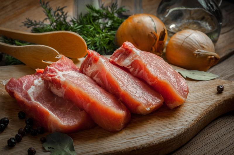 砧板上切片的生猪肉