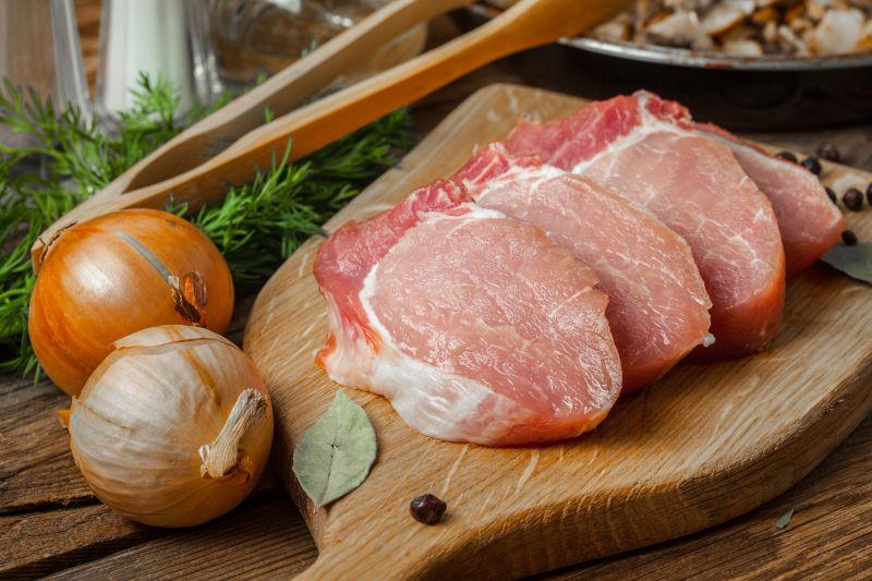 菜板上的猪肉片