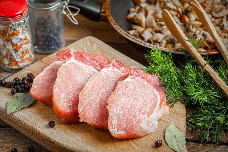 菜板上的猪肉