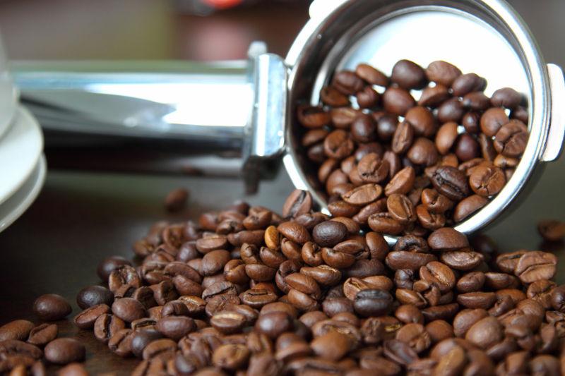 不锈钢勺子里的咖啡豆