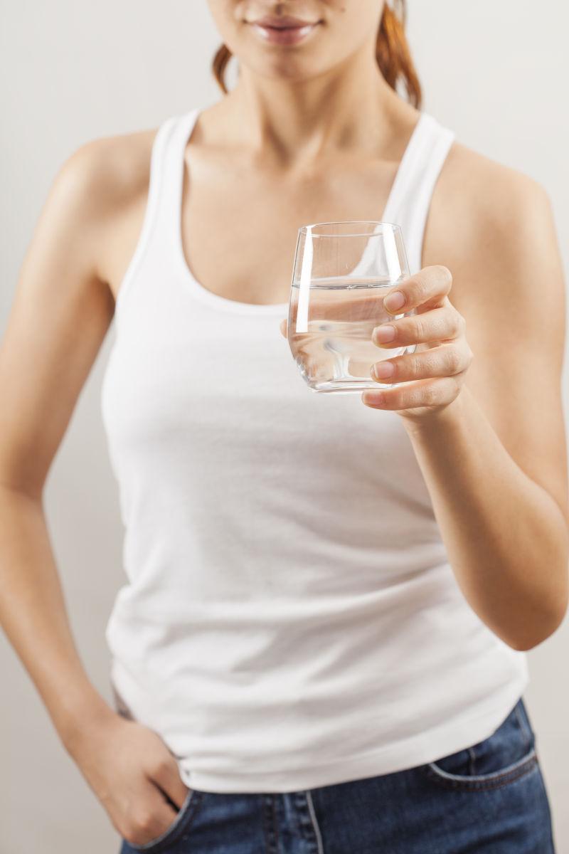 美女每天喝杯水