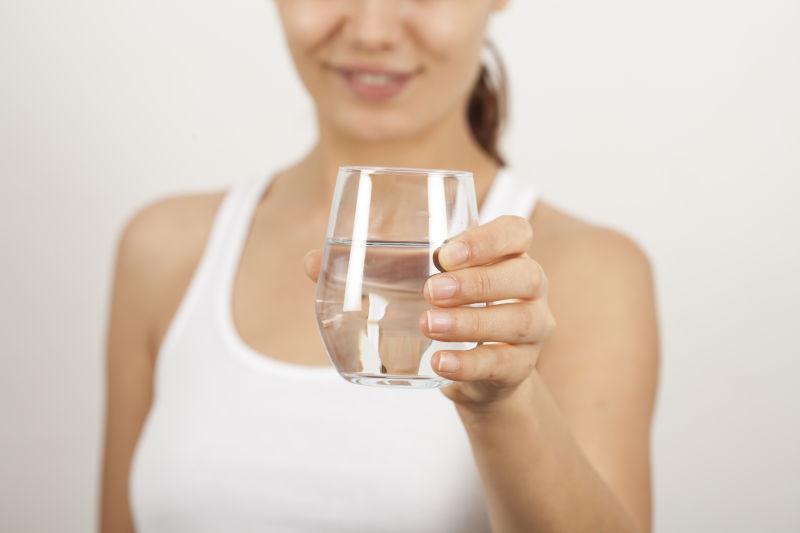 年轻女子喝一杯水