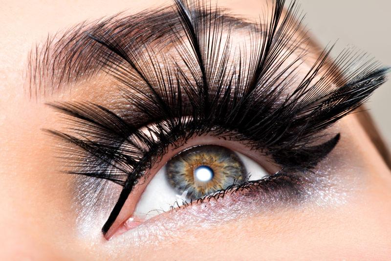 漂亮眼妆的女人