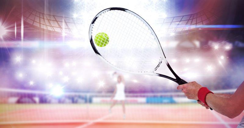 体育场打网球的运动员