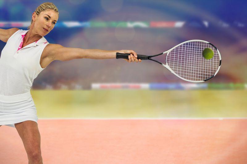 球场打网球的女网球运动员