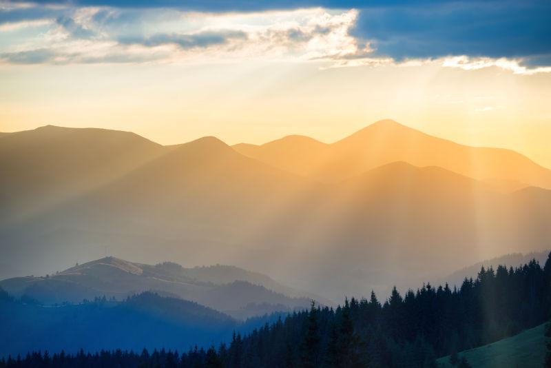 日落下的山脉风景