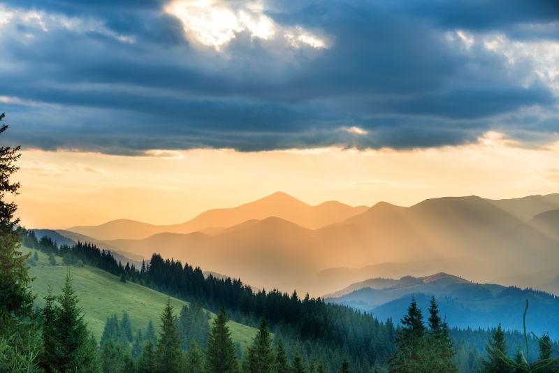 山脉中的美丽日落景色