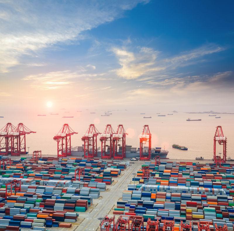 黄昏时码头的集装箱