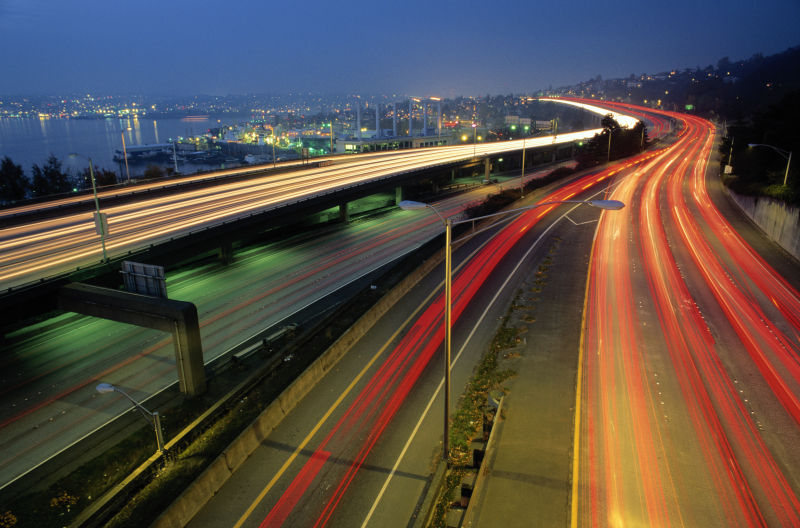 霓虹灯闪烁的城市公路