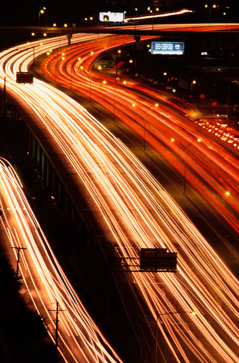 霓虹灯闪烁的公路