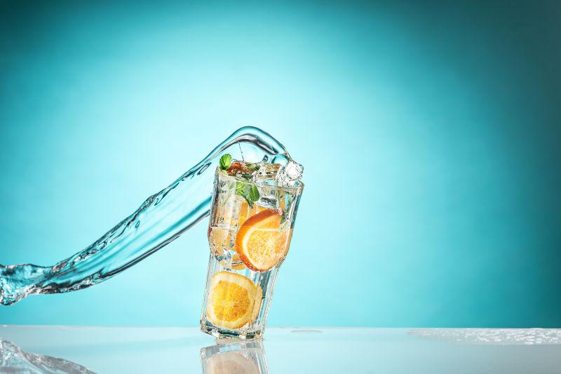 桌上飘着蓝色水流的加冰柠檬水
