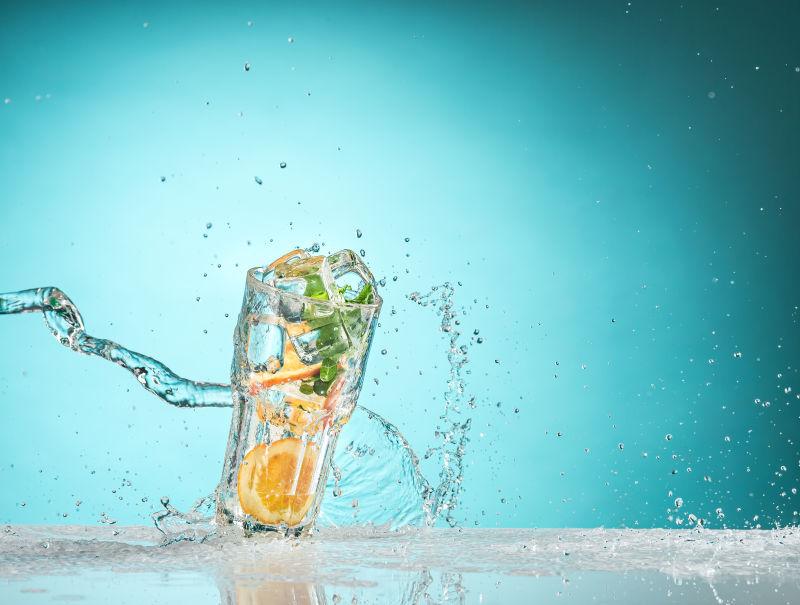 蓝色背景异国情调的加冰柠檬水