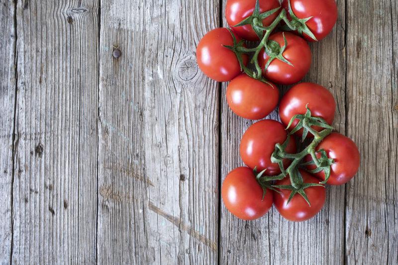 木桌上的西红柿