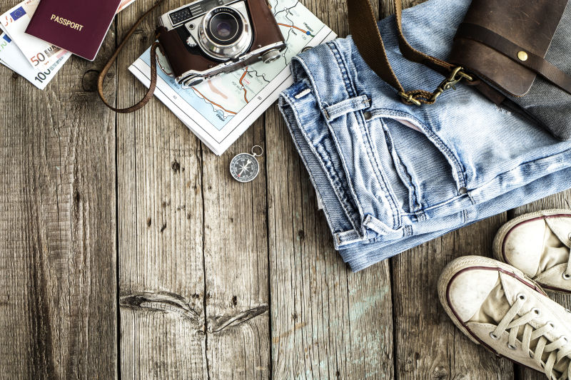 木桌上的旅行物品