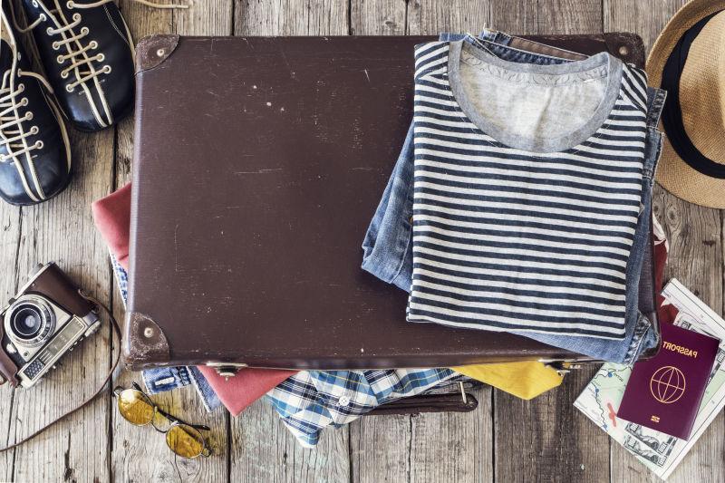 木桌上的手提箱和衣服