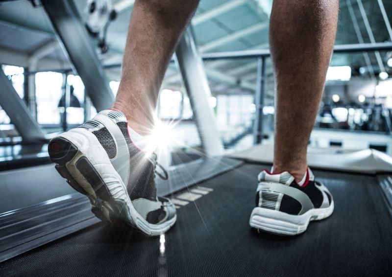 跑步机穿着运动鞋的男人