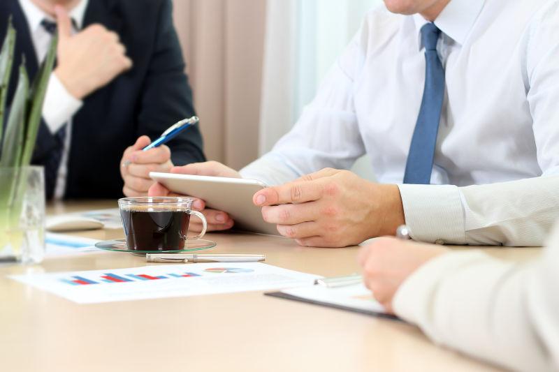 使用平板电脑办公的商人