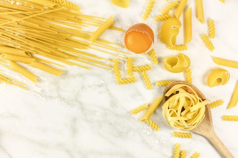 桌上的面粉和鸡蛋面食