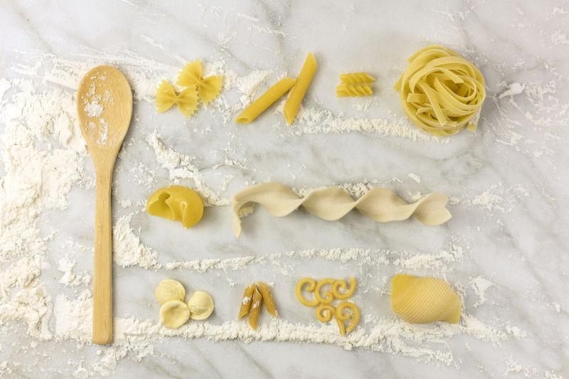 各种各样的面食在白色大理石桌上