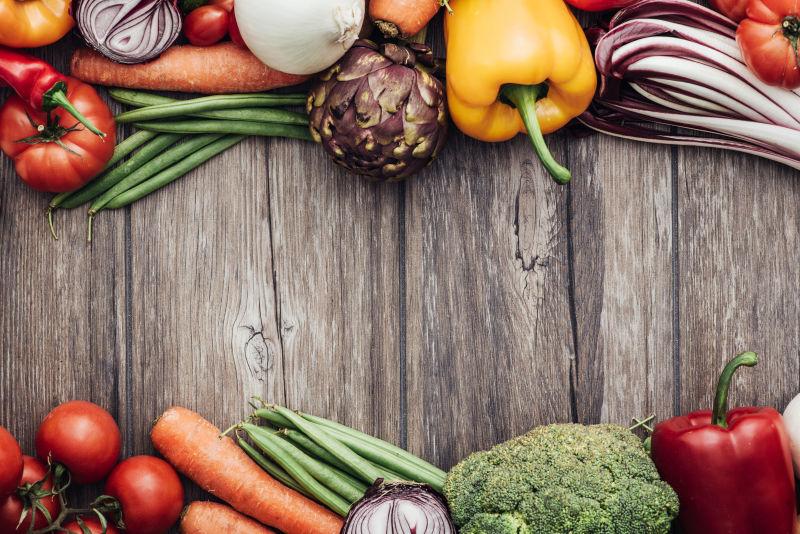 刚收获的有机蔬菜在质朴的木质台面