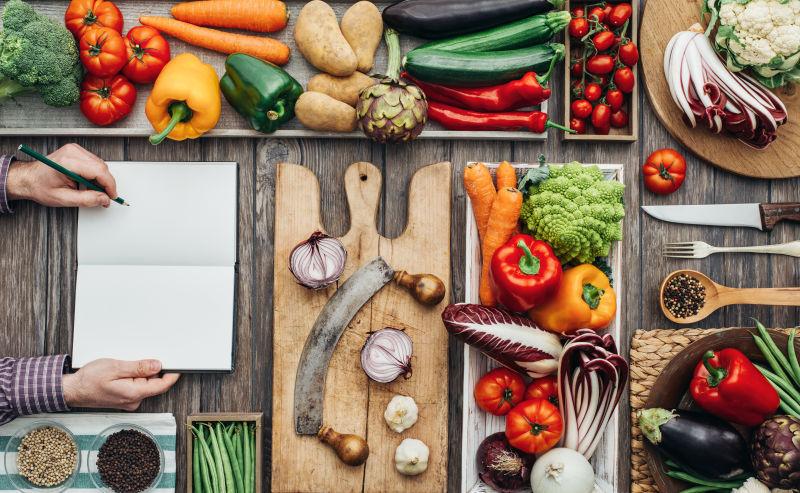 刚收获的蔬菜和烹饪器具在乡村厨房台面