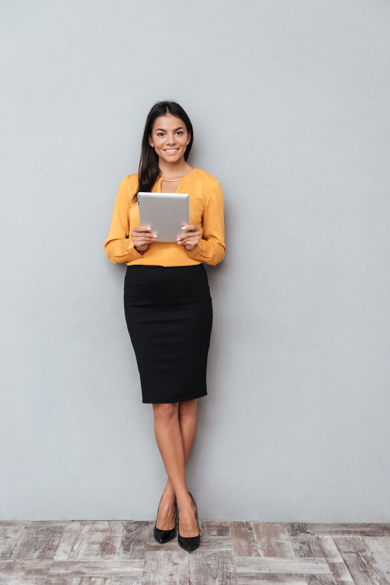 年轻女性手持数码平板电脑