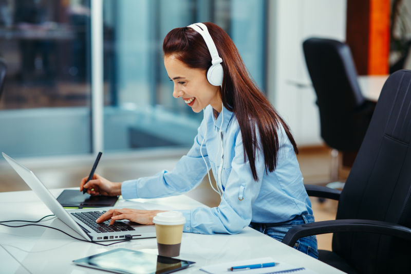 用笔记本电脑设计的美女