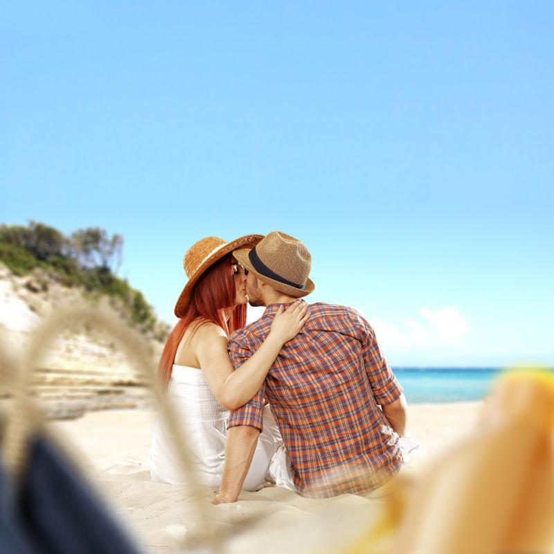 沙滩上接吻的情侣