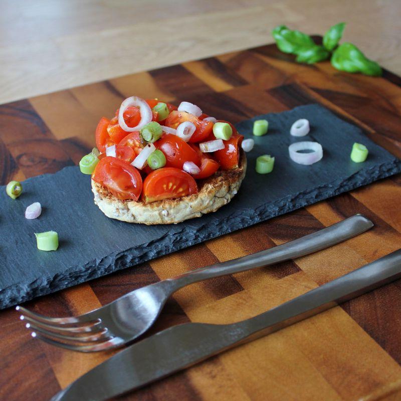 餐桌上美味的番茄面包