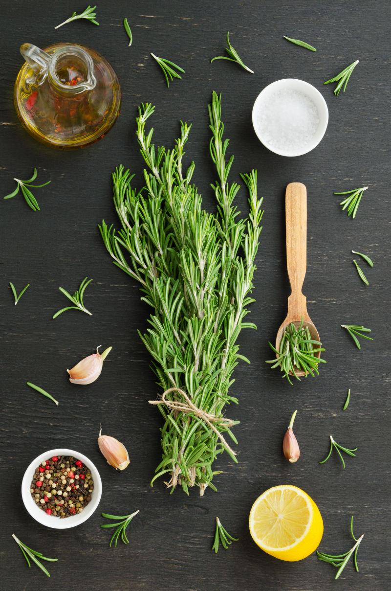 一束迷迭香与大蒜调料在木桌上