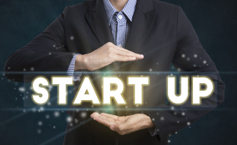 商人手掌中的商业启动startup