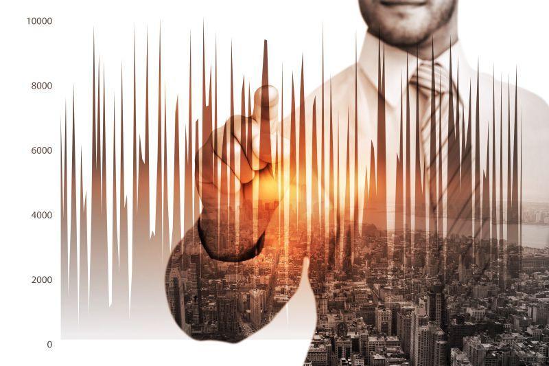 城市背景和看数据分析图的商人的双重曝光