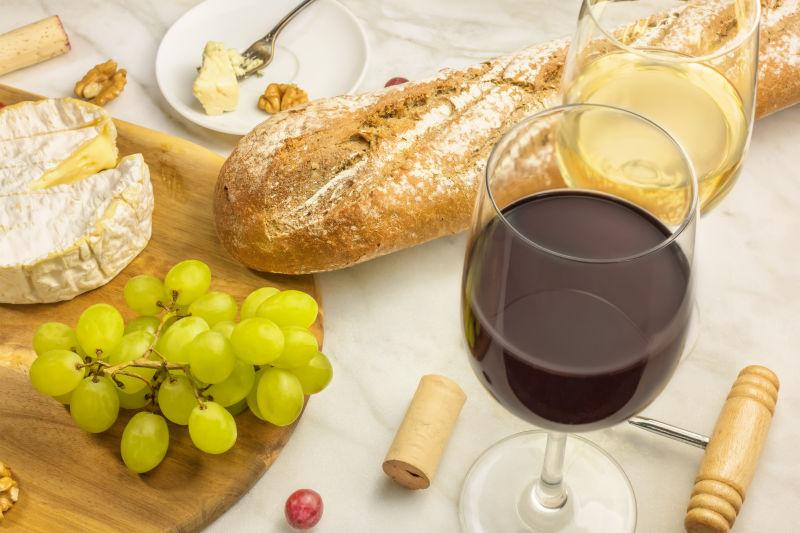 一份葡萄酒和奶酪面包以及葡萄