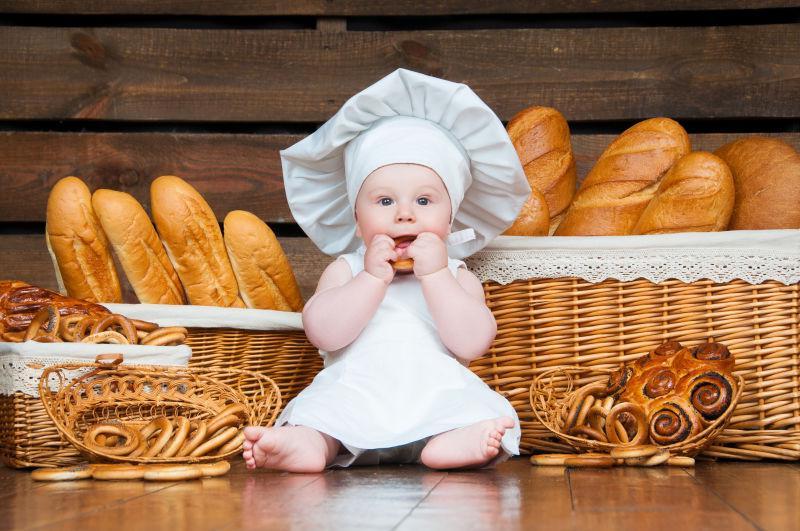 小厨师正在吃面包圈