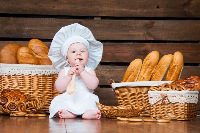 可爱的小厨师与面包