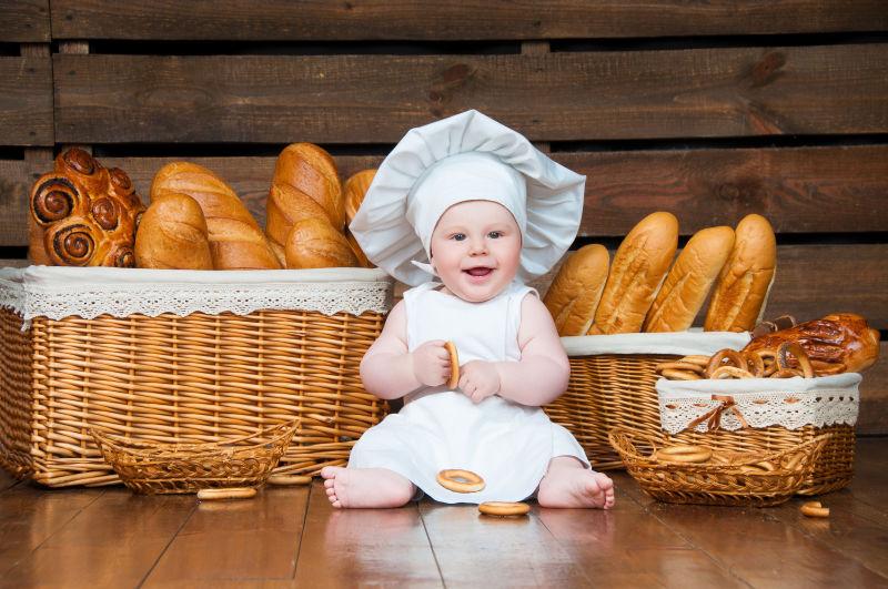 开心的小厨师与面包