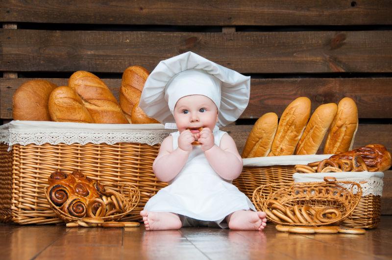 吃面包的小厨师