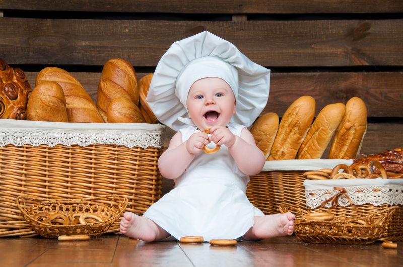 开心大笑的小厨师与面包