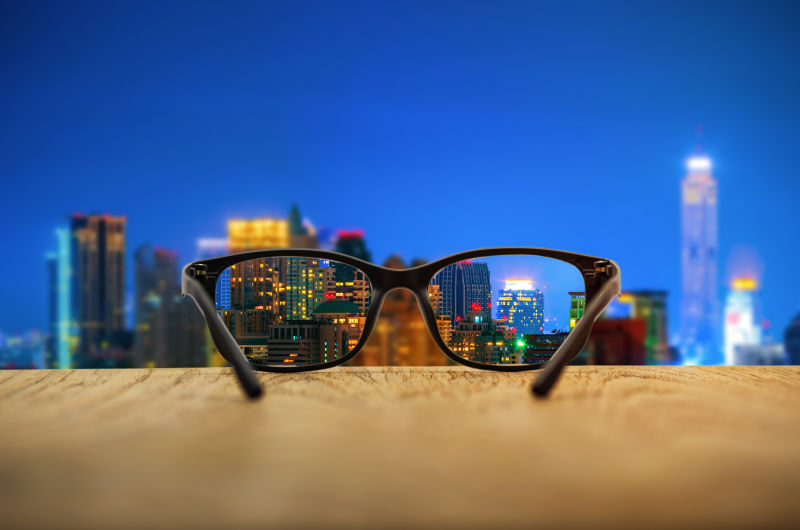 眼镜里的城市灯光