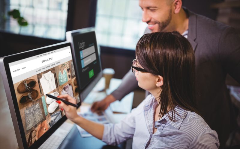 两同事看着电脑上的图像