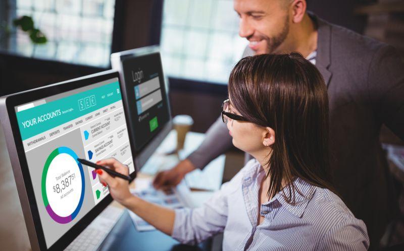 坐在电脑前的男女同事