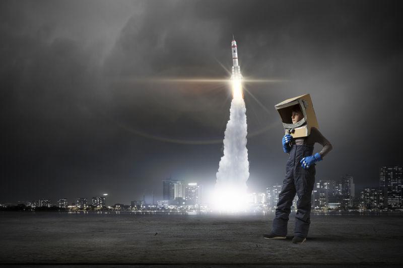 宇航员与发射的火箭