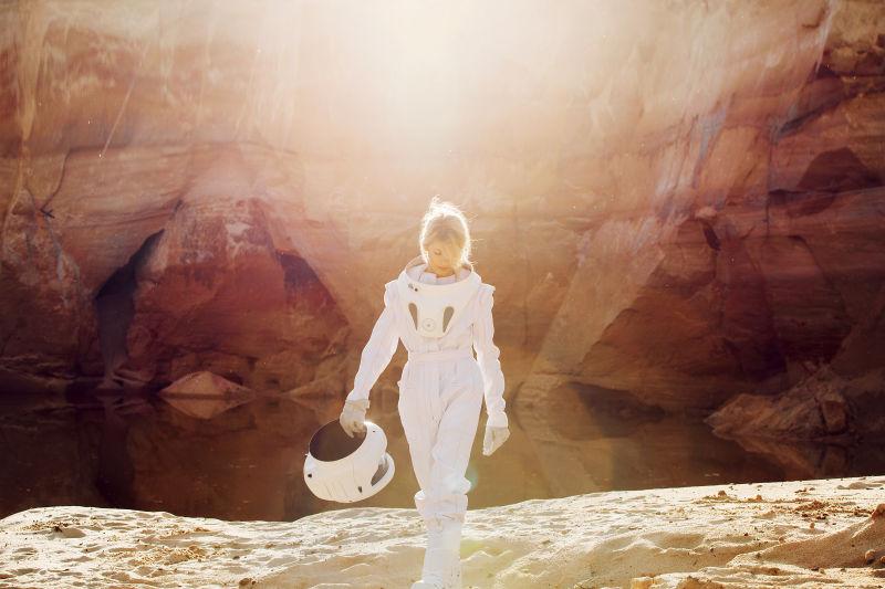 身穿宇航员服饰的女孩